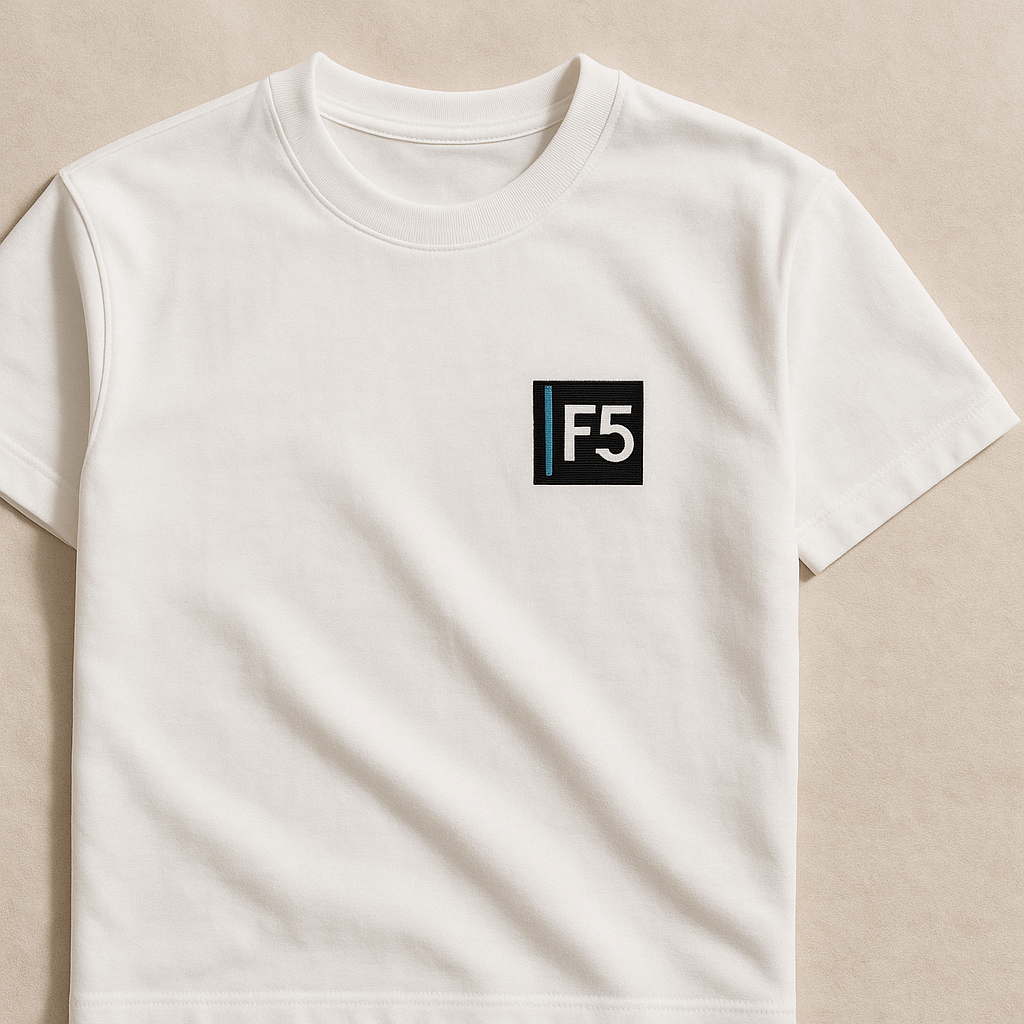 Camiseta com logo F5 bordada